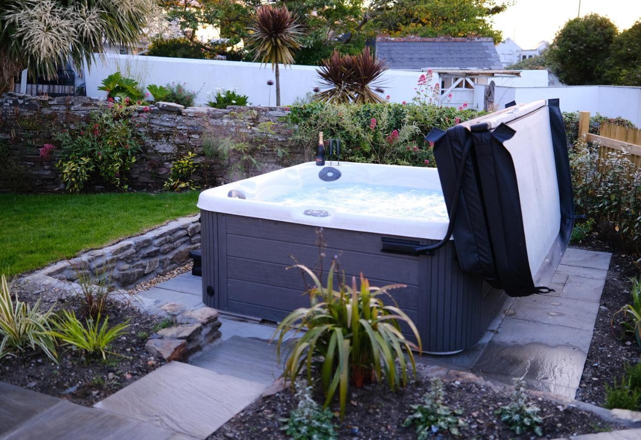 Newly Renovated Cottage With Hot Tub Портріт Екстер'єр фото